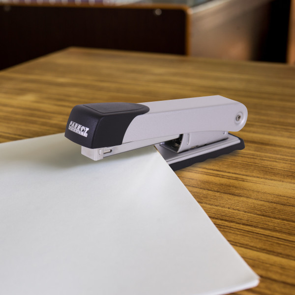 PARROT Metallic Desktop Large Stapler - Silver (20 Pages) PARROT Metallic Desktop Large Stapler - Silver (20 Pages)