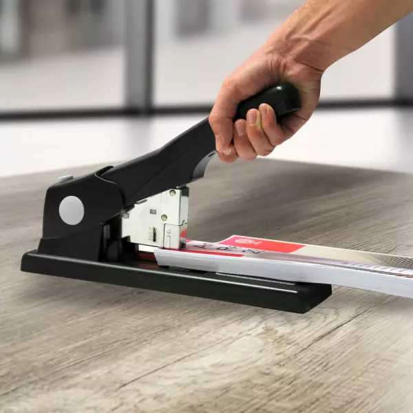 PARROT 200 Sheet Heavy Duty Stapler Side Angle Side angle of PARROT black heavy duty stapler for up to 200 sheets