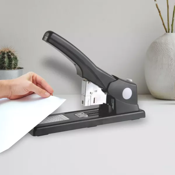 PARROT 200 Sheet Heavy Duty Stapler Side Angle Side angle of PARROT black heavy duty stapler for up to 200 sheets